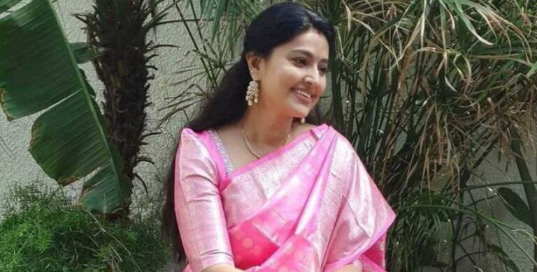 മധുവിധു രാവുകളിൽ ,അയാൾ നല്കിയ മധുചഷകം നുണഞ്ഞ് തീരാതെ, തേൻ കിനിയുന്ന അധരങ്ങൾ കടിച്ചമർത്തി ,അവന്റെ വരവിനായി